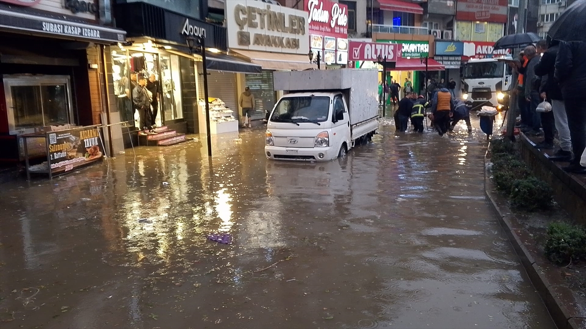 Zonguldak'ta sağanak hayatı olumsuz etkiliyor