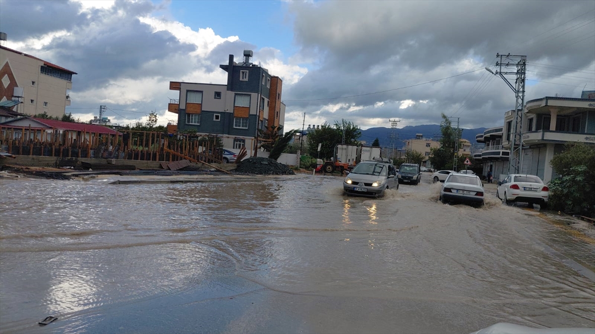 Hatay'da sağanak ve şiddetli rüzgar etkili oldu