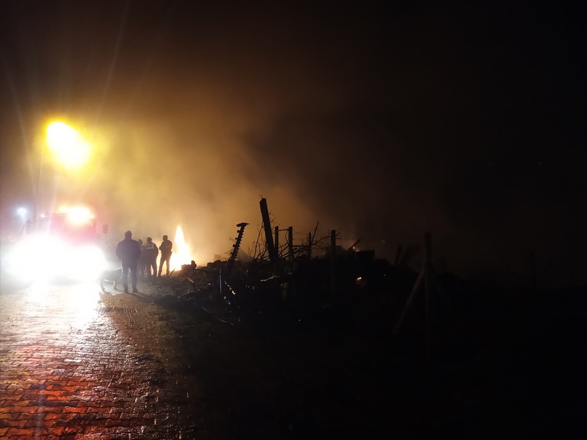 Çorum'da çıkan yangında 3 ev kullanılamaz hale geldi