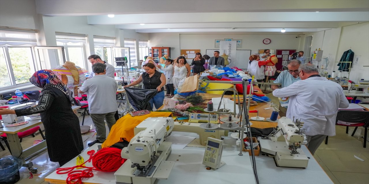 Diyarbakır’da tiyatro malzemeleri geri dönüştürülerek özel tasarım kıyafetlere dönüştürüldü.