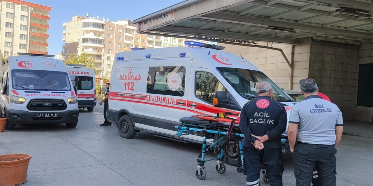 Siirt’te hafif ticari araç devrildi: 2’si çocuk 4 kişi yaralandı