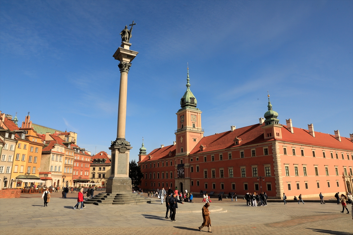 Kraliyet Şatosu, Varşova'ya gelen turistlerin ilgi odağı oluyor