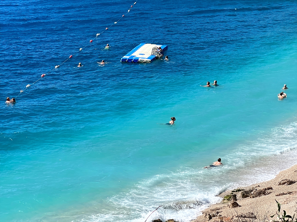 Antalya'da güneşli havayı fırsat bilenler denize girdi