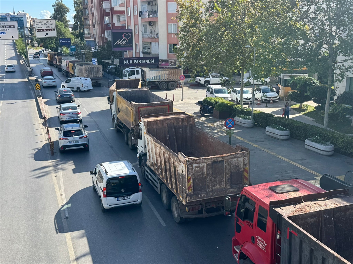 Antalya'da hafriyat kamyonu şoförleri belediyenin kestiği cezaları protesto etti
