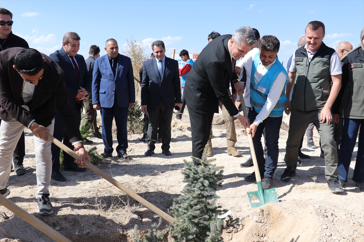 Ağrı'da yükümlüler hayatlarında yeni bir başlangıcın simgesi olarak fidan dikti