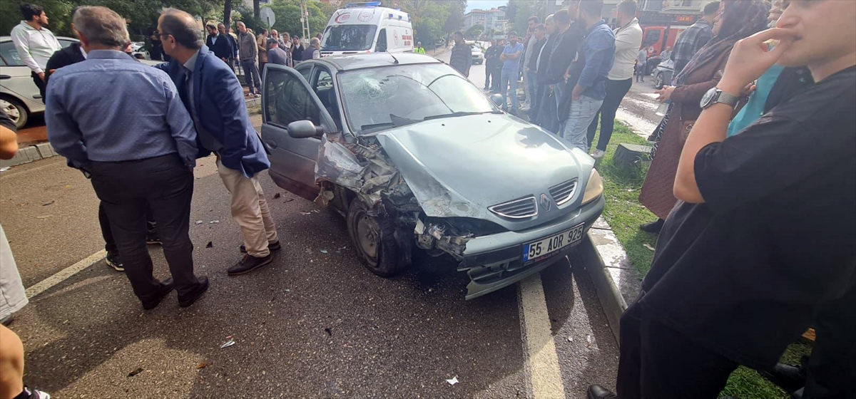 Samsun'da iki otomobilin çarpıştığı kazada 3 kişi yaralandı