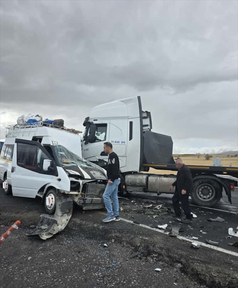 Nevşehir'de tarım işçilerini taşıyan minibüs ile tırın çarpıştığı kazada 9 kişi yaralandı