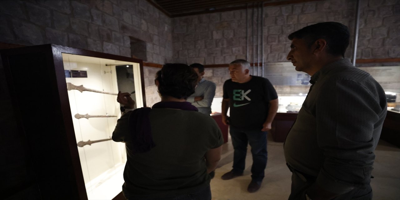 Malatya Arslantepe Höyüğü’ndeki 5 Bin 500 Yıllık Kılıçlar Tarihe Işık Tutuyor