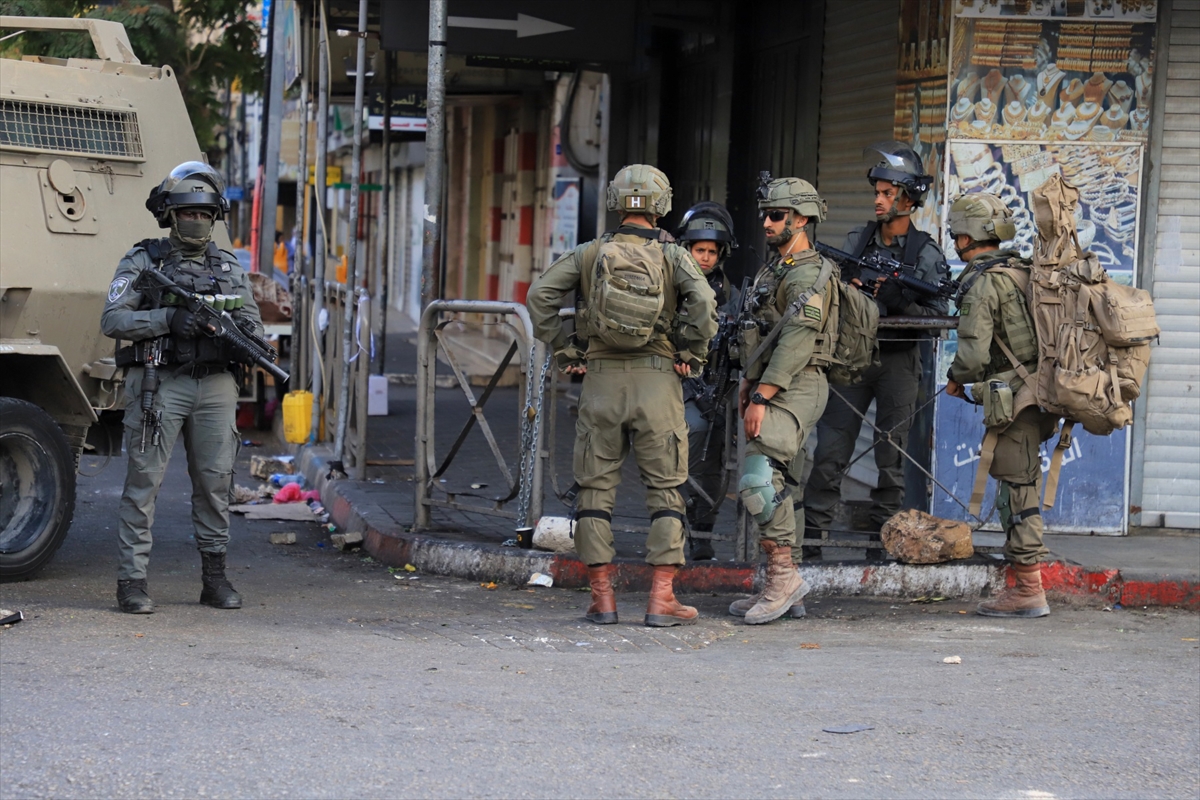 İsrail ordusu baskın düzenlediği El Halil'de 3 Filistinli çocuğu yaraladı