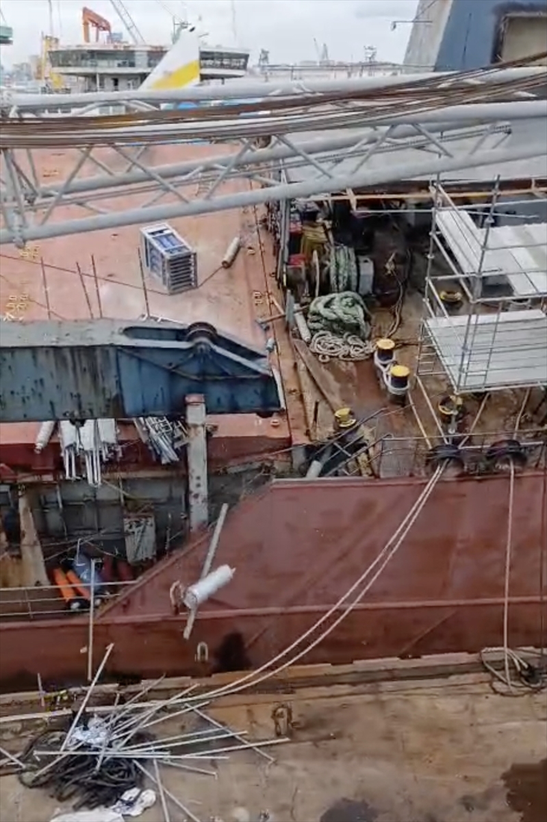 Tuzla'da tersaneler bölgesinde geminin yan yatması sonucu 1 işçi öldü