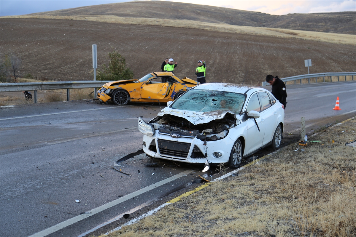 Sivas'ta iki otomobilin çarpıştığı kazada sürücüler ağır yaralandı