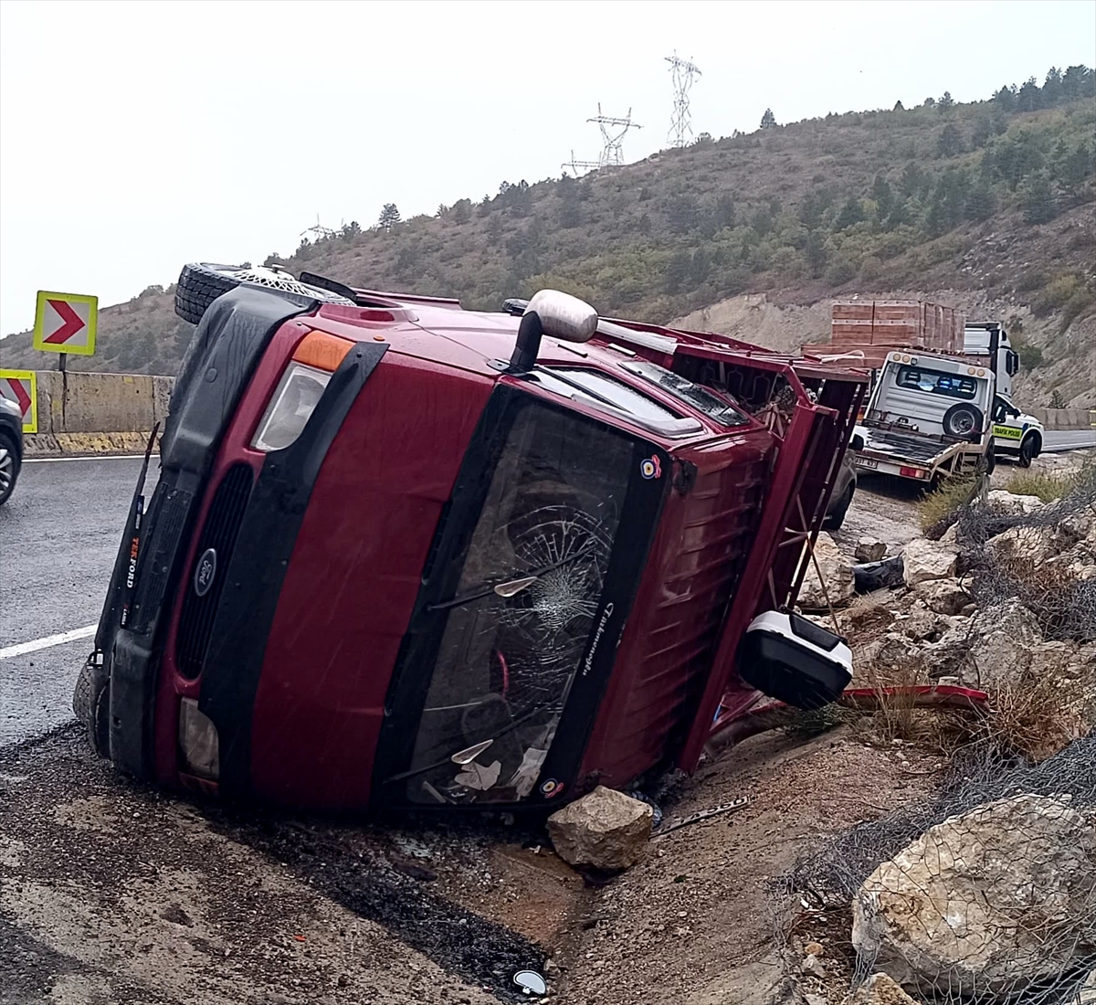 Karabük'te su kanalına devrilen kamyonetteki 5 kişi yaralandı