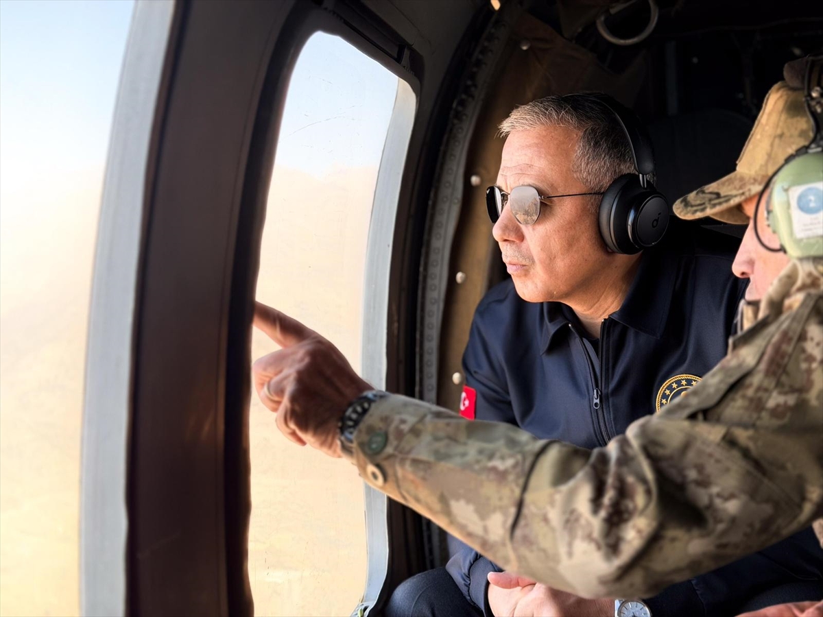 İçişleri Bakanı Yerlikaya, Hakkari'de havadan incelemelerde bulundu