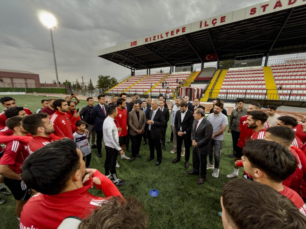 Galatasaray Kulübü Başkanı Özbek, antrenman yapan Mardin 1969 Spor'u ziyaret etti