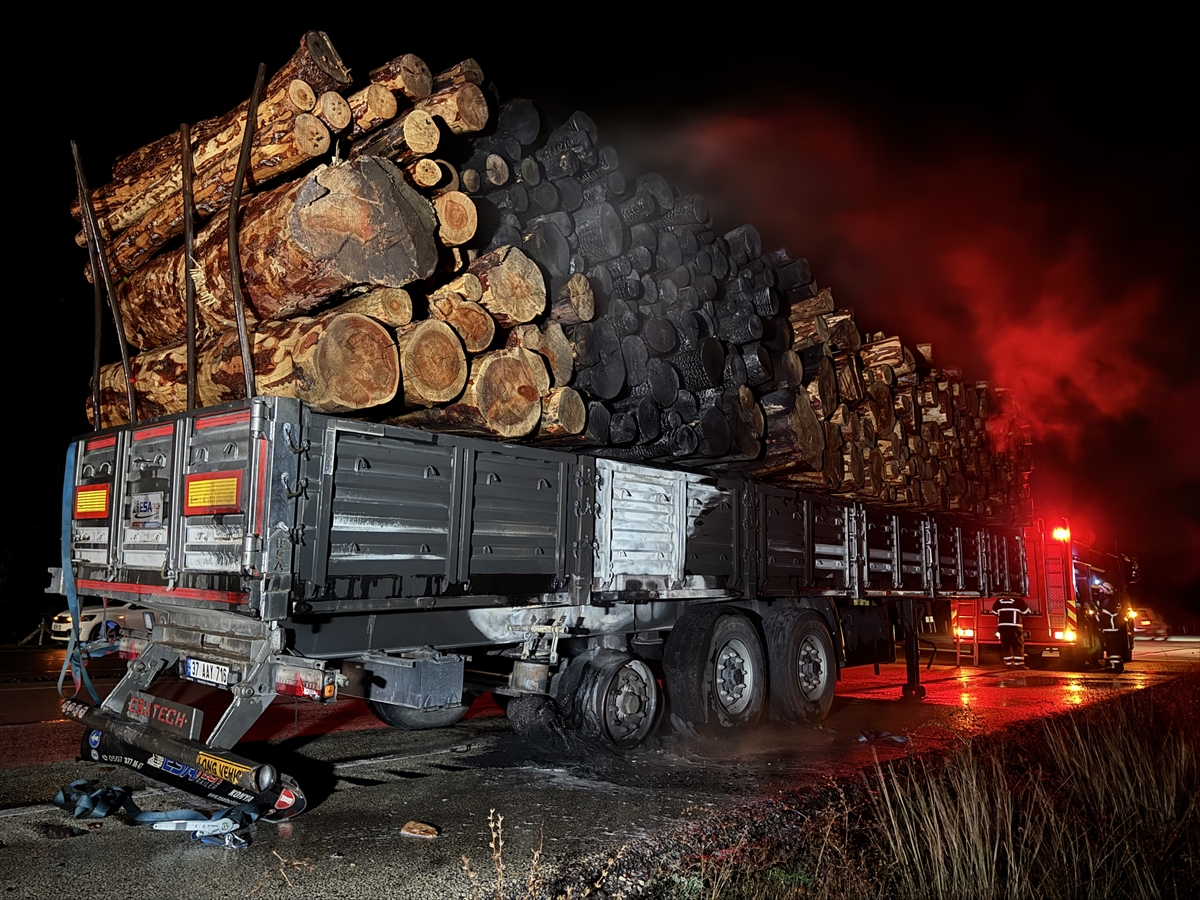 Kastamonu'da tomruk yüklü tırın dorsesinde çıkan yangın söndürüldü