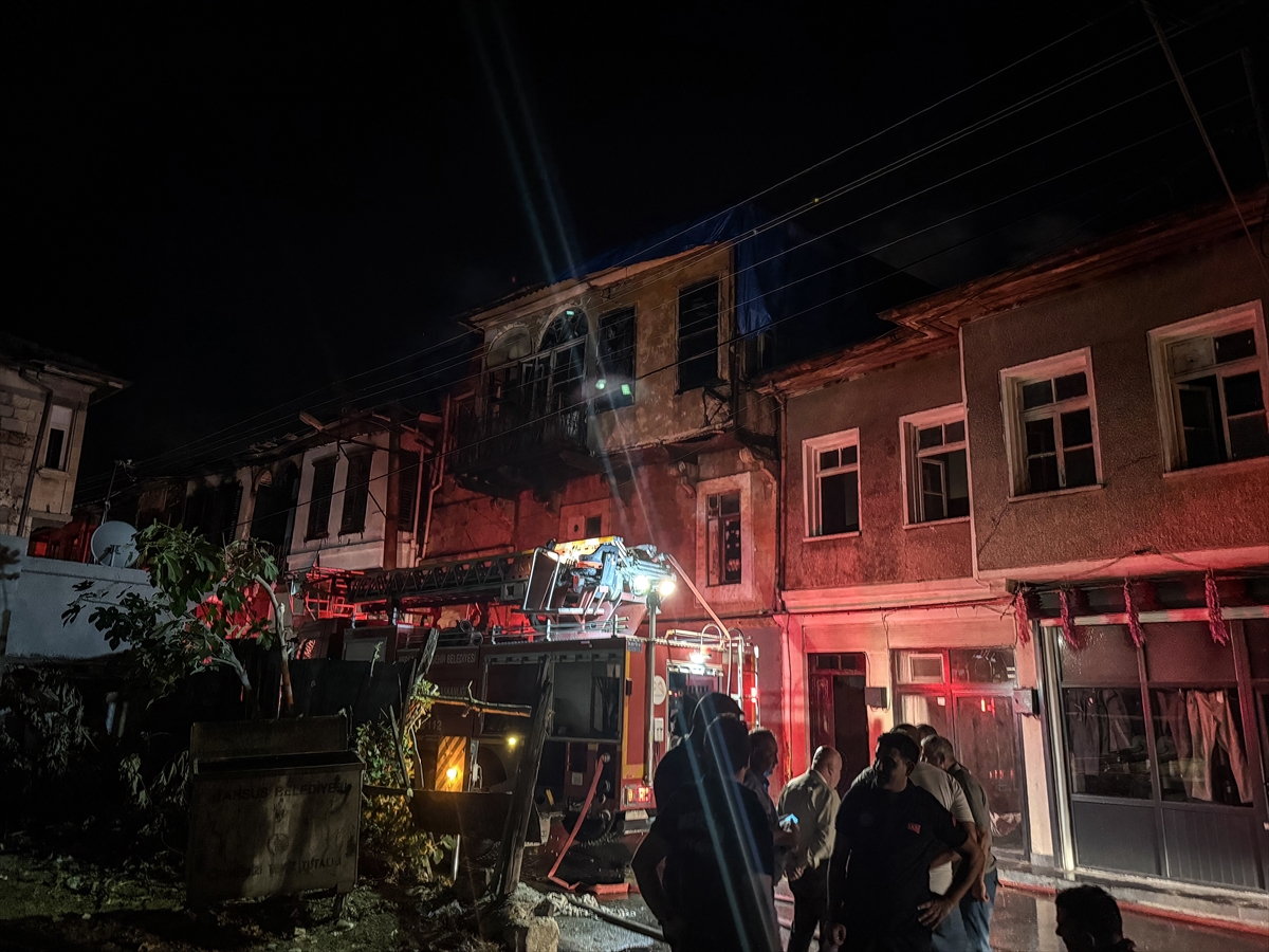 Mersin'de 2 katlı binada çıkan ve 3 eve sıçrayan yangın söndürüldü