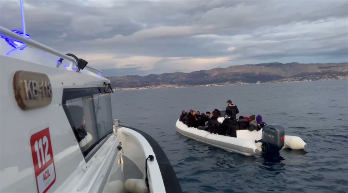 İzmir açıklarında 26 düzensiz göçmen kurtarıldı