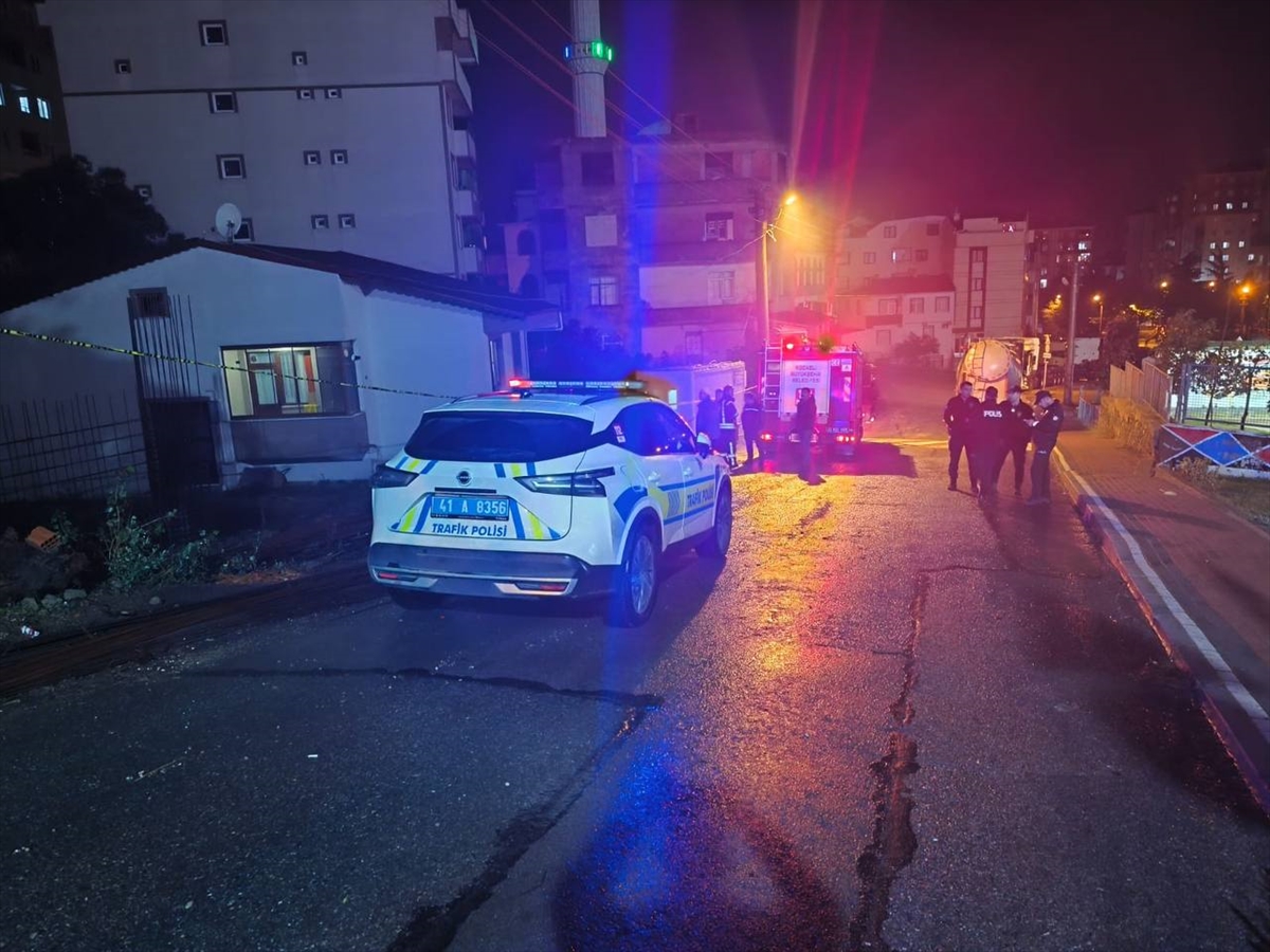 Kocaeli'de müstakil evin duvarının çökmesi nedeniyle bina boşaltıldı