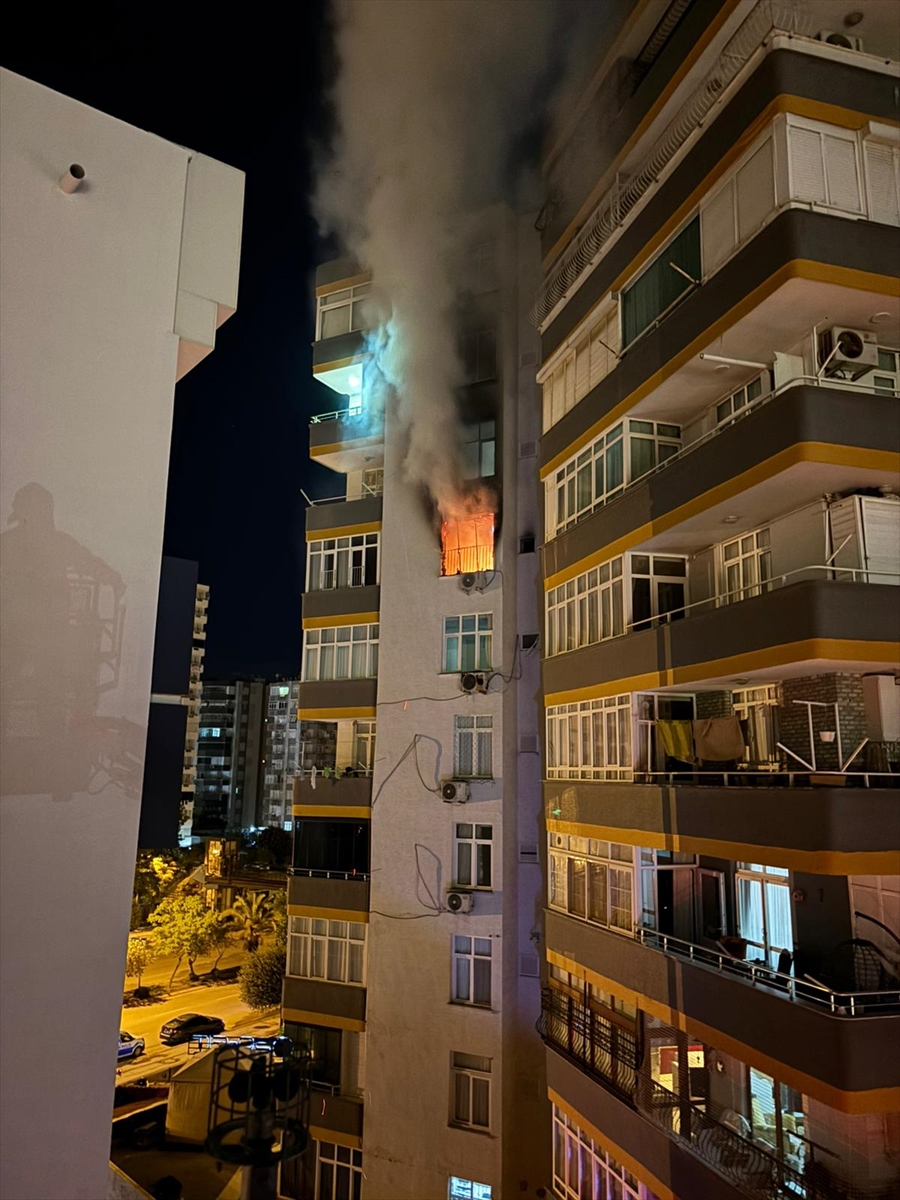 Adana'da apartman dairesinde çıkan yangın hasara yol açtı