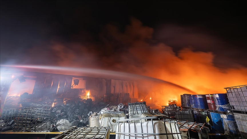 Elmadağ'da geri dönüşüm fabrikasında çıkan yangın kontrol altına alındı