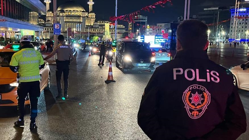 İstanbul'da yapılan polis uygulamasında 1114 kişi gözaltına alındı