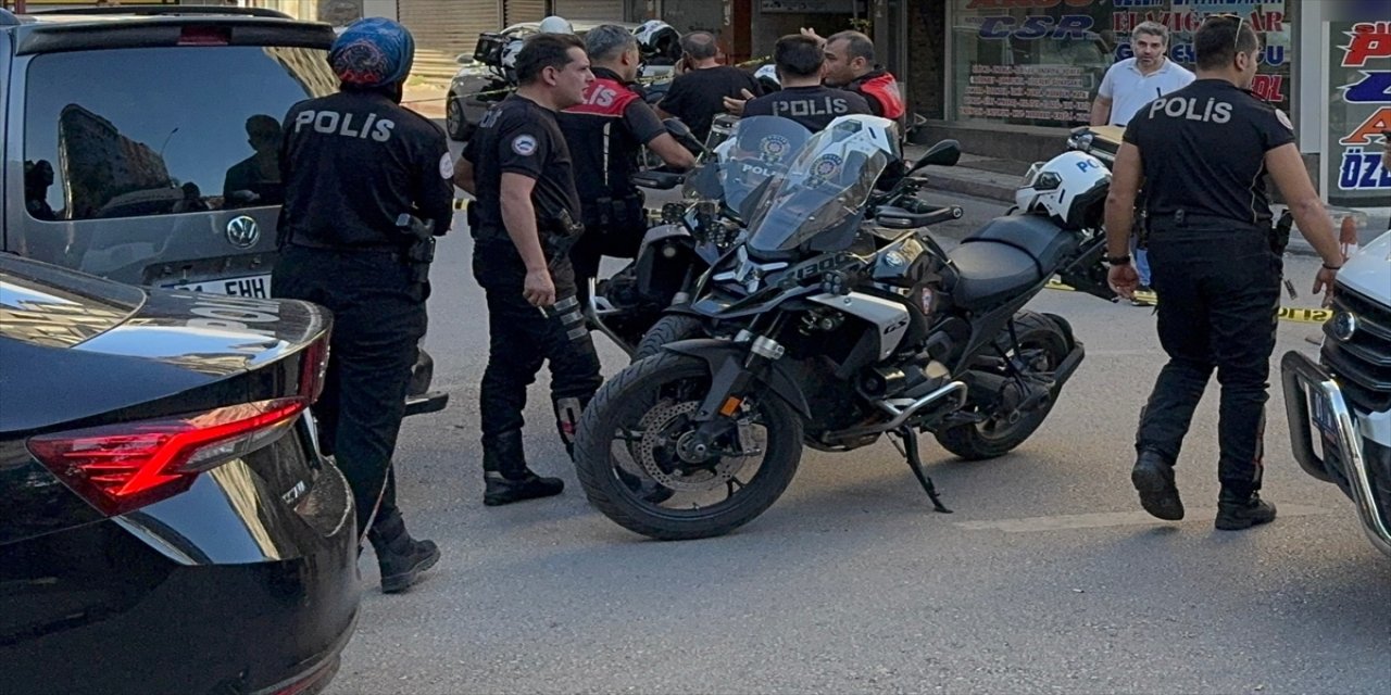 Adana’da kafeye av tüfeğiyle saldırı: O anlar güvenlik kamerasında