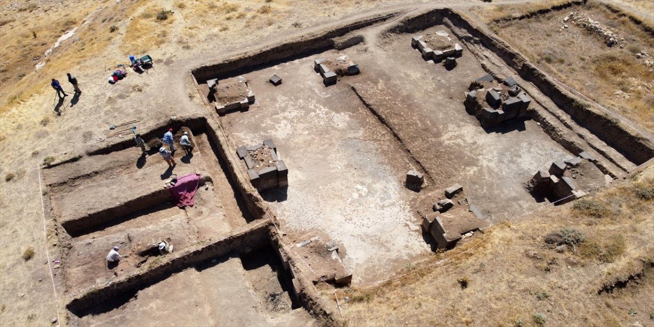 Bitlis’teki 2 Bin 700 Yıllık Kef Kalesi’nde Urartu Dönemine Ait Yapılar Ortaya Çıkarıldı
