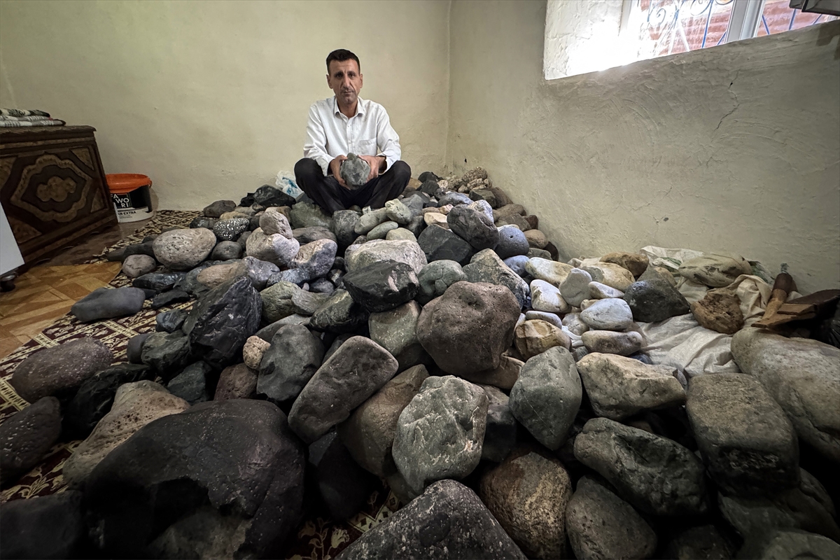 Elazığlı çiftçi meteor olduğunu düşündüğü yüzlerce taşı evinin bir odasında biriktirdi
