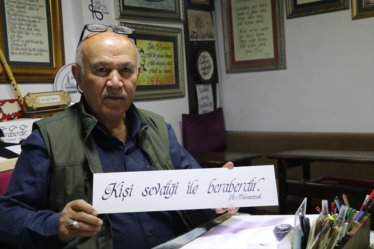 Öğrencilerine örnek olması için merak sardığı kaligrafide kültürel miras taşıyıcısı oldu