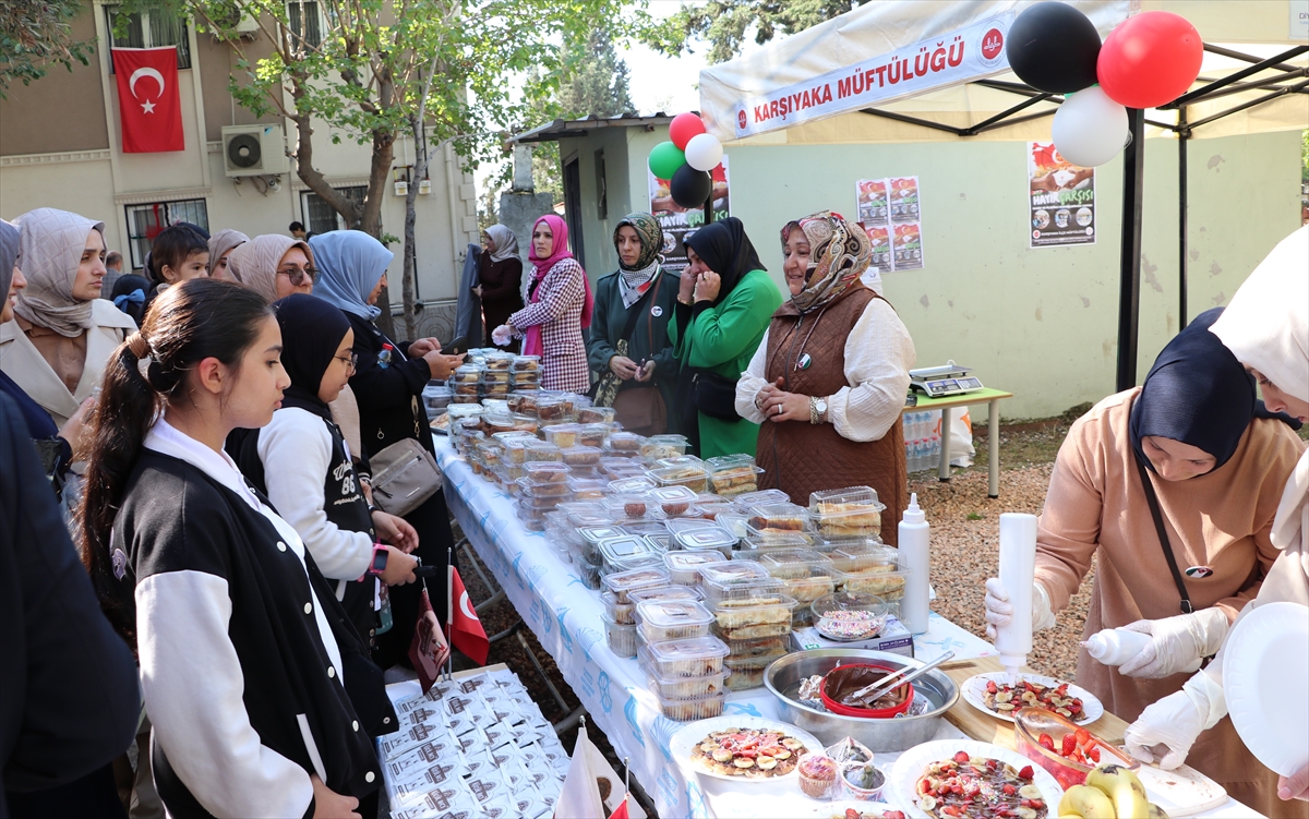 İzmir'de Gazze'ye destek için "hayır çarşısı" kuruldu