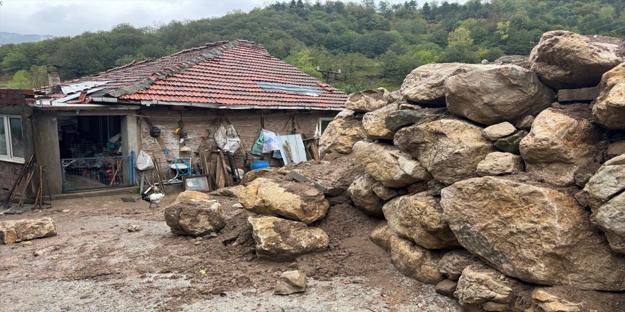 Bartın’ın Kurucaşile ilçesinde yağış sonrası heyelan: Bir ev tahliye edildi