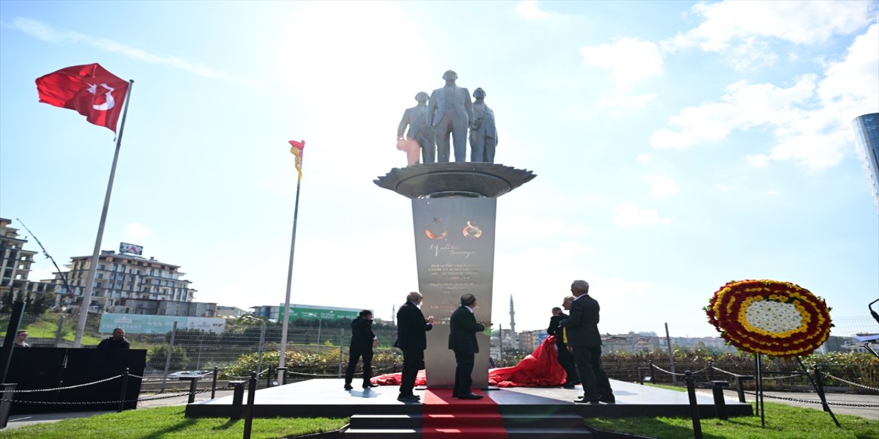 GALATASARAY’DAN TARİHİ ANIT: ATATÜRK, TEVFİK FİKRET VE ALİ SAMİ YEN HEYKELİ AÇILDI