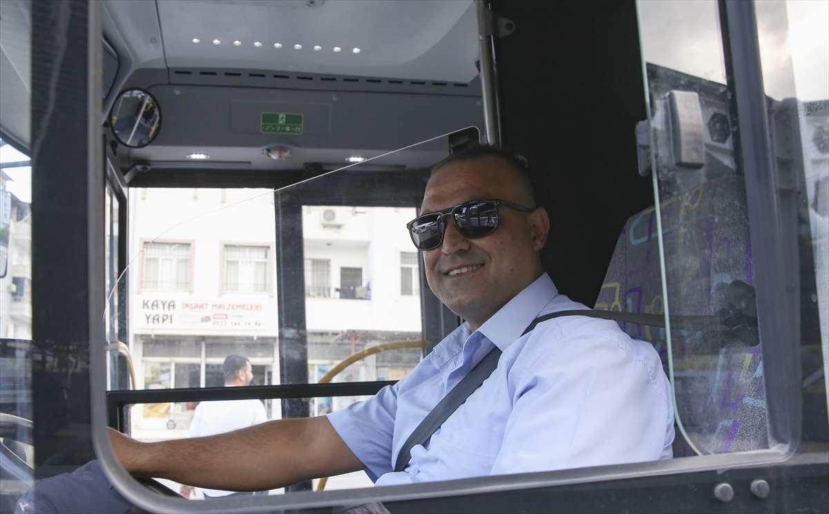 Hatay'da otobüs şoförü aracında unutulan poşetteki 103 bin lirayı sahibine teslim etti