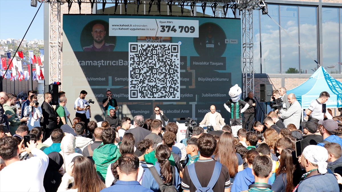 Kocaelispor Teknik Direktörü Selçuk İnan ve futbolcular kitap fuarında ziyaretçilerle buluştu