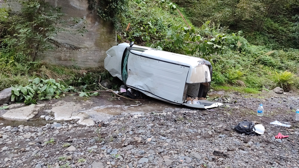 Samsun'da köprüden düşen hafif ticari araçtaki 2 kişi yaralandı