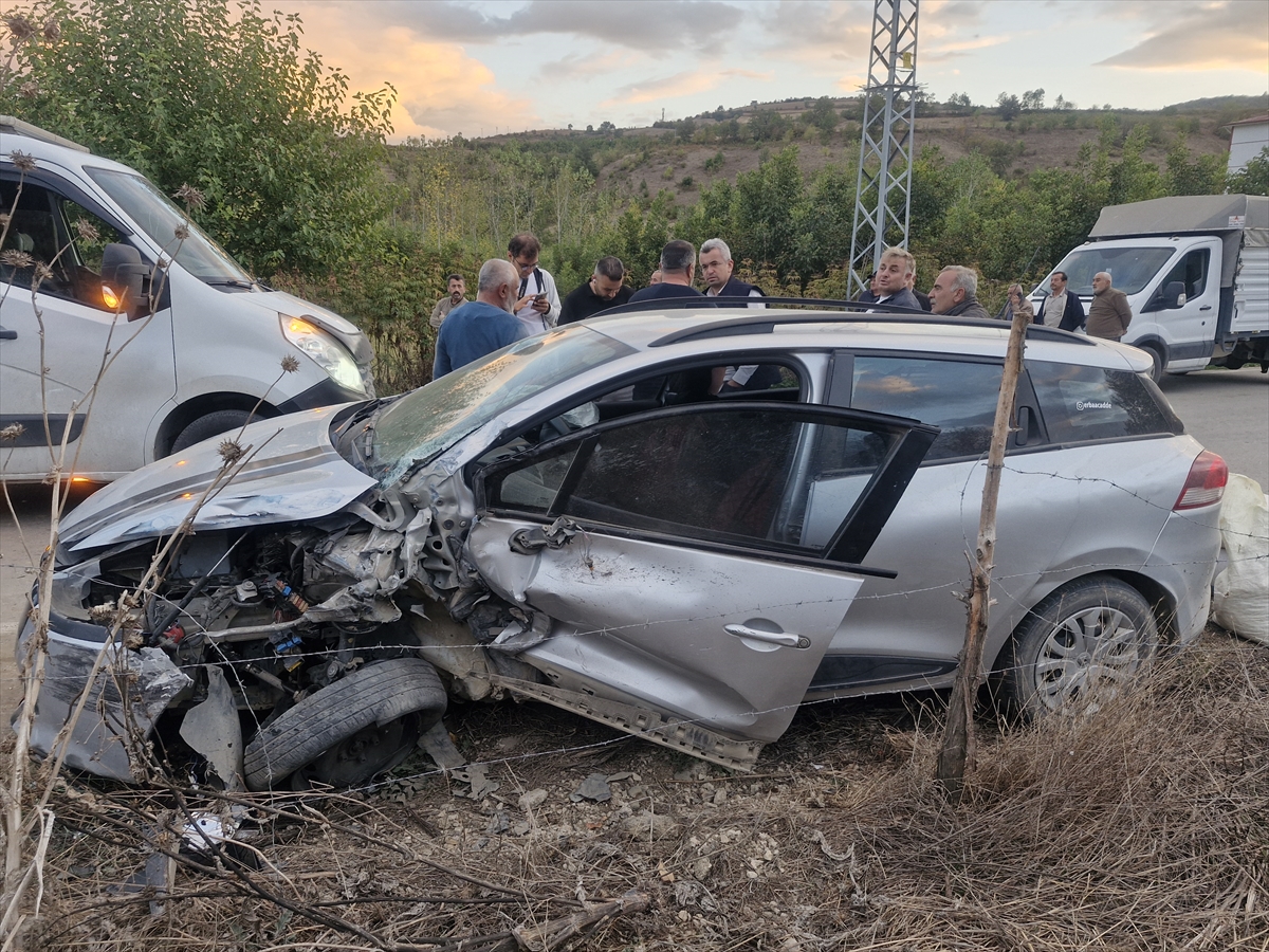 Tokat'ta otomobille minibüsün çarpıştığı kazada 5 kişi yaralandı