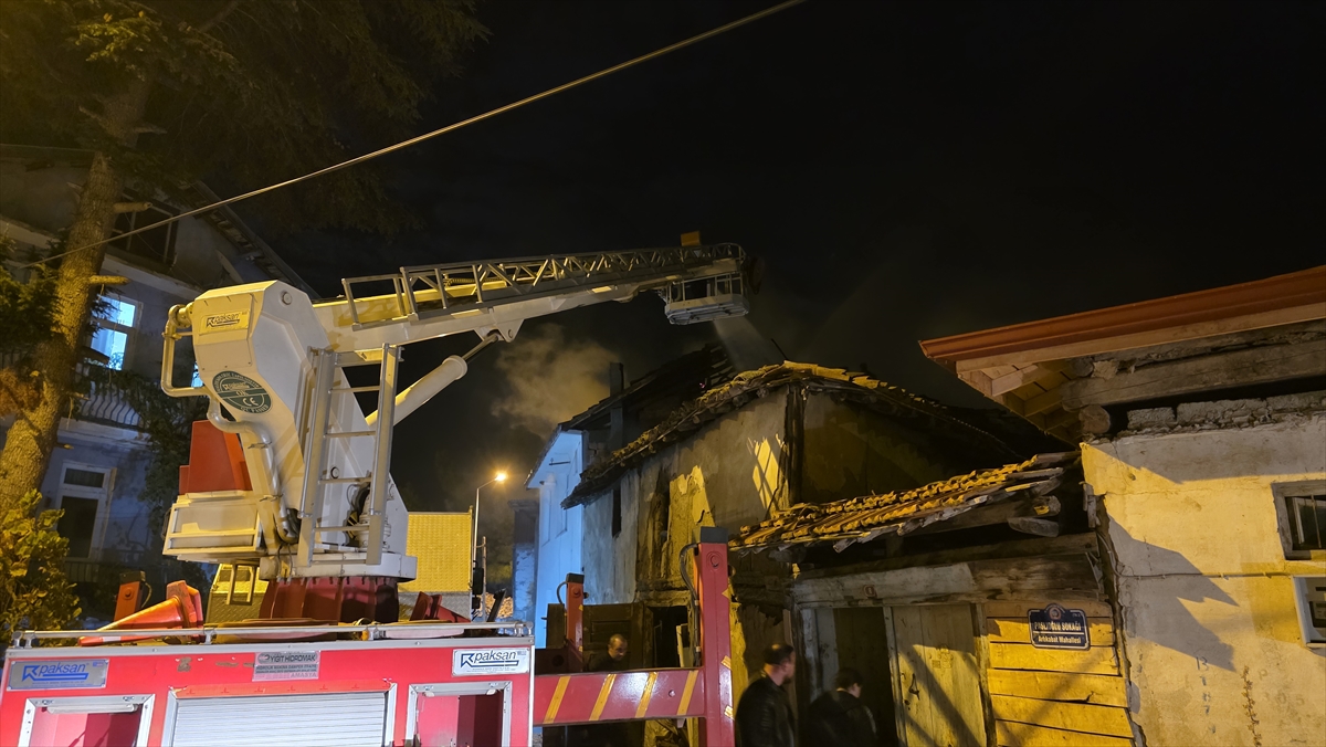 Amasya'da çıkan yangında 2 ev zarar gördü