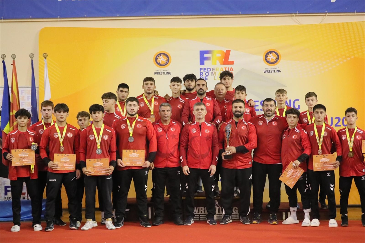 Milli güreşçiler, 17 Yaş Altı Balkan Şampiyonası'nda 39 madalya kazandı