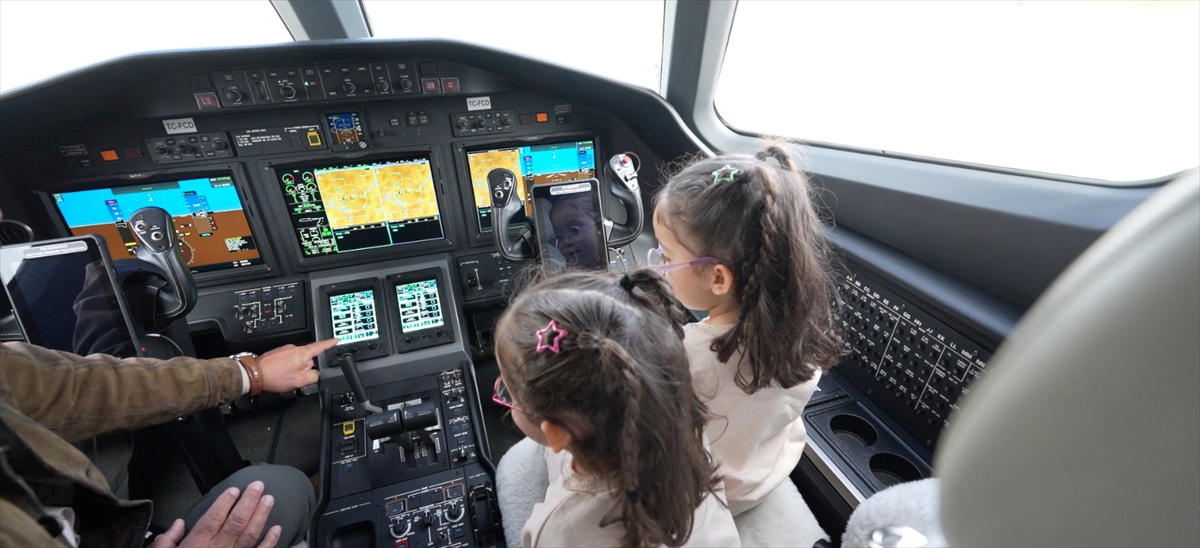 Bakan Uraloğlu, uçak görünce yaşadıkları mutluluk sosyal medyaya yansıyan ikiz kardeşleri ağırladı