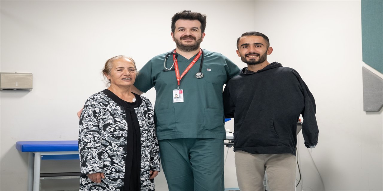 Ankara Etlik Şehir Hastanesi’nde anne ve oğlu, aynı gün yapılan şoklama özellikli kalp pili operasyonuyla sağlığına kavuştu.