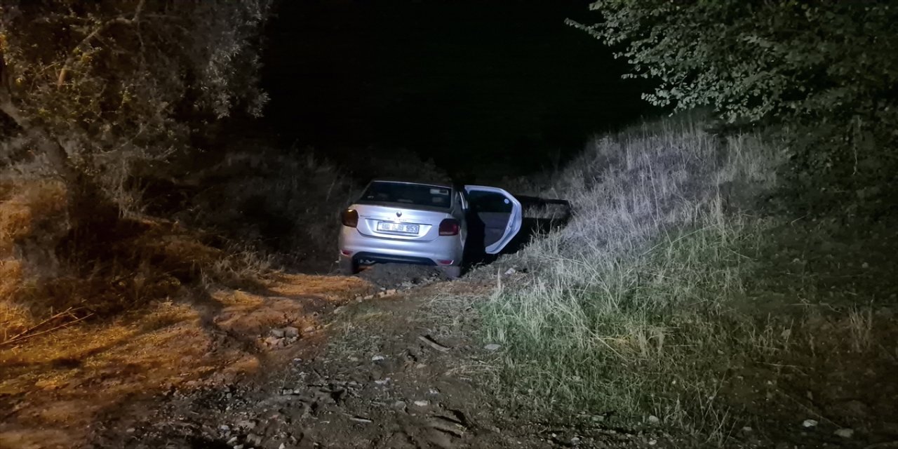 Aydın Efeler’de bir kişiyi zorla otomobile bindirmeye çalışan iki şüphelinin açtığı ateşte bir kişi yaralandı.