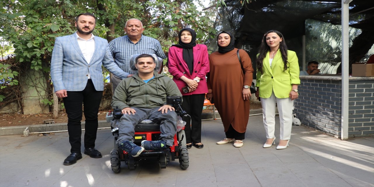 Siirt'te bedensel engelli gence merdiven çıkabilen tekerlekli sandalye desteği