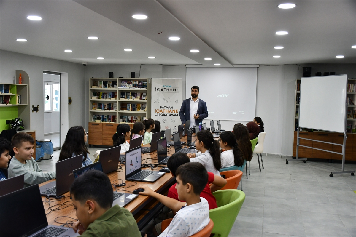 Gençlik çalışıyor Batman TÜGVA İcathane'de yeni dönem eğitimleri başladı