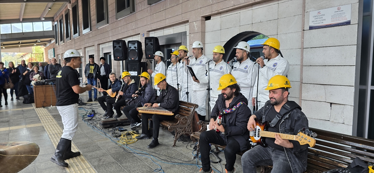 Zonguldak'a üçüncü kez gelen Turistik Karaelmas Ekspresi'ni Madenci Korosu karşıladı