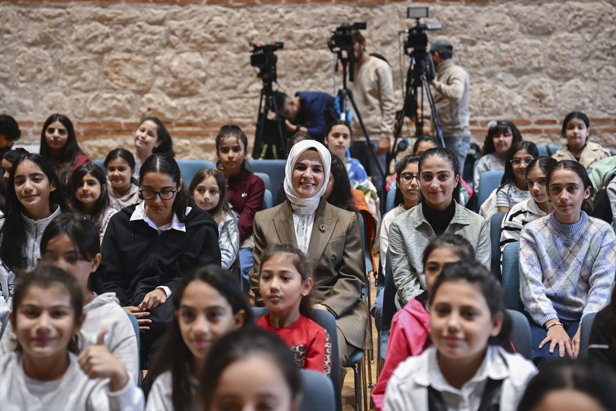 Yüzünde gülümseme olmayan bir çocuğun da sorumluluğu bizde