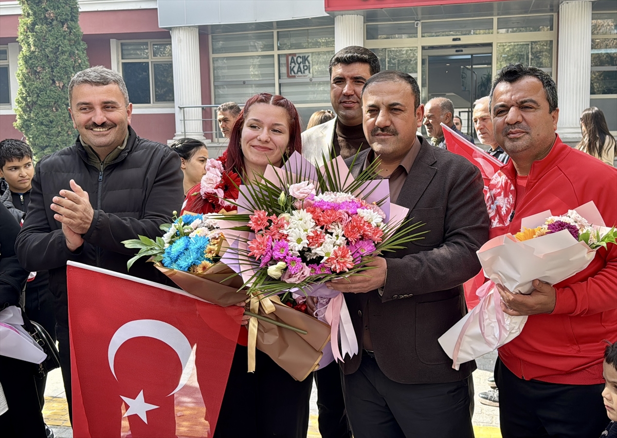 Avrupa şampiyonu milli boksör Yılmaz, Kırşehir'de coşkuyla karşılandı