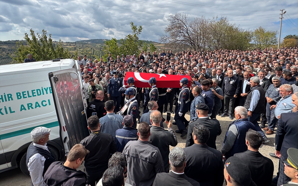 Sakarya'da şehit olan jandarma personeli Manisa'da son yolculuğuna uğurlandı