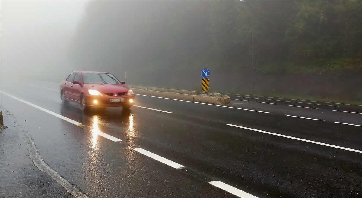 Bolu Dağı'nda sis ve sağanak ulaşımı olumsuz etkiledi