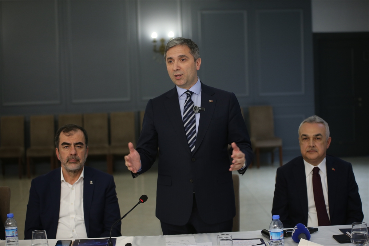 Atatürk'ün 'İstikbal göklerdedir' ifadesini ete kemiğe büründüren bir AK Parti hükümetinin varlığını görüyoruz