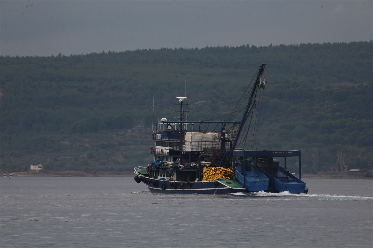 Çanakkale'de denizde çırpınan yabancı uyruklu kişiyi balıkçılar kurtardı